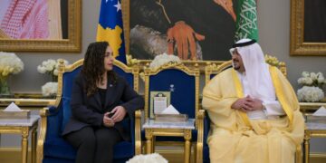 Osmani shkon për vizitë në Riad, pritet me nderime ushtarake