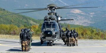 Ushtarët italianë të KFOR-it zhvillojnë ushtrim të drejtpërdrejtë me helikopter në Kosovë
