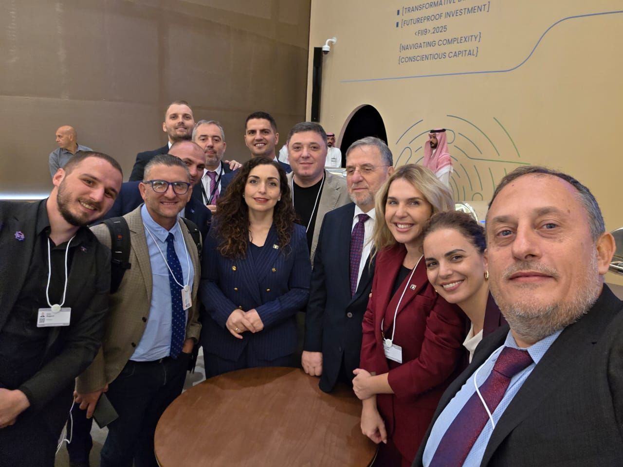 Osmani dhe ekipi i saj në festë pas njohjes nga Siria, kanë edhe një paralajmërim