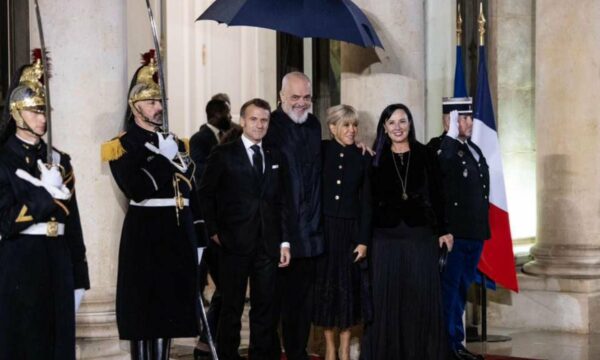 Rama dhe bashkëshortja e tij priten për darkën zyrtare nga presidenti Macron në Pallatin Elysee