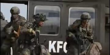 Ushtarë gjermanë e amerikanë të KFOR-it kryen trajnim me helikopterë “Black Hawk” në Kosovë