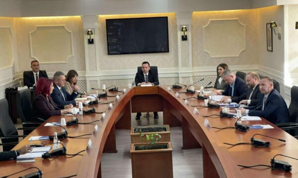 Nis mbledhja e Kryesisë së Kuvendit, mungojnë përfaqesuesit e AAK-së e të Listës Serbe