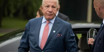 Behgjet Pacolli, një miliarder i trembur që serviloset deri në lëpirje