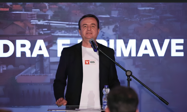 Kurti kthehet pas 6 ditësh nga Amerika, menjëherë shfaqet në një tubim të VV’së në kryeqytet