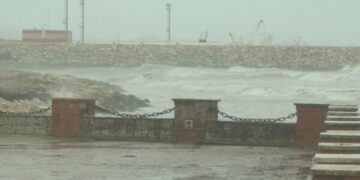 Moti i keq pezullon lundrimet në Detin Adriatik, anulohen lëvizjet detare Durrës-Bari