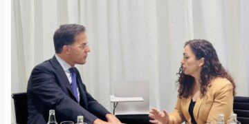 Osmani takohet me Rutte në Samitin e EPC, i flet për për “koordinim” me KFOR-in për mbrojtje të sigurisë në Kosovë