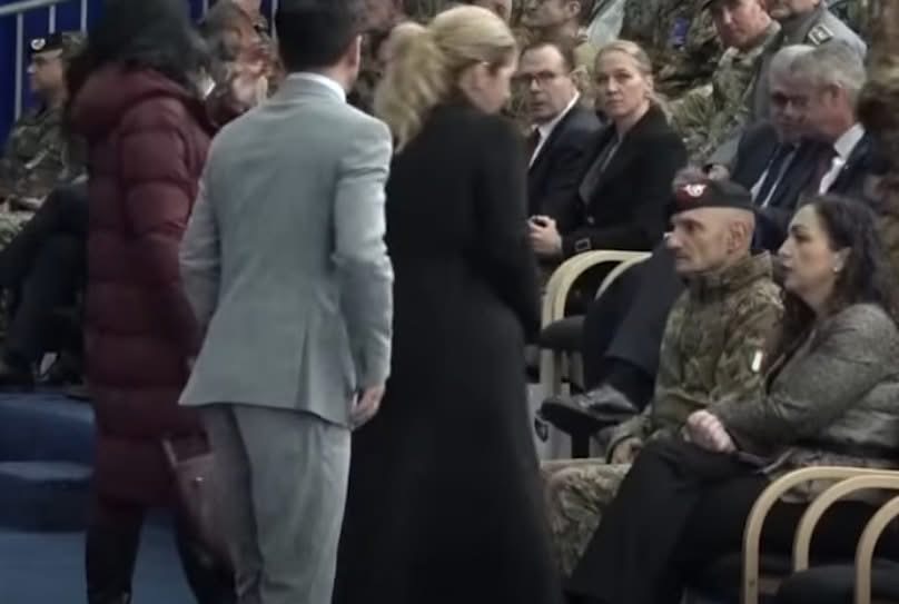 Moment i sikletshëm për Dimal Bashën në ceremoninë e KFOR-it – nuk gjen vendin ku të ulet, Vjosa Osmani e injoron