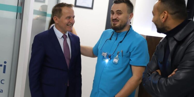 Mikëpritje e madhe gjithandej për Ferit Idrizin, këtë herë nga Dr. Visar Xhafa