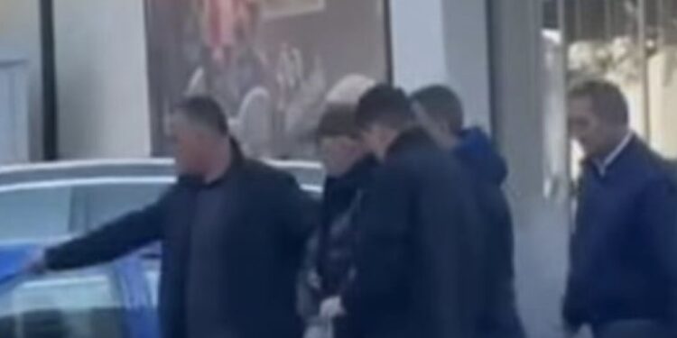 Momenti kur Policia e arreston Fatmir Shehollin, i dyshuar për spiunazh (VIDEO)
