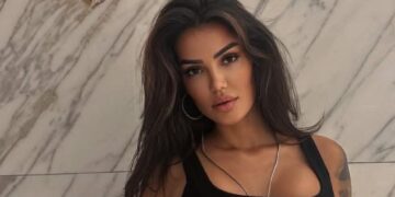 Morena ekspozon trupin, pozon para pasqyrës