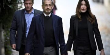 Ish-presidenti francez Nicolas Sarkozy arrin në burg për të nisur dënimin 5 vjeçar