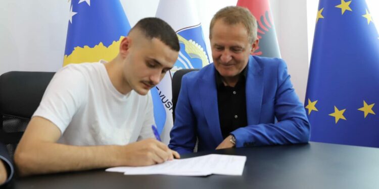 Djali i heroit Afrim Bunjaku ishte punësuar nga Ferit Idrizi, ndonëse asnjë nga familjarët e tij nuk janë punësuar nga Qeveria Kurti