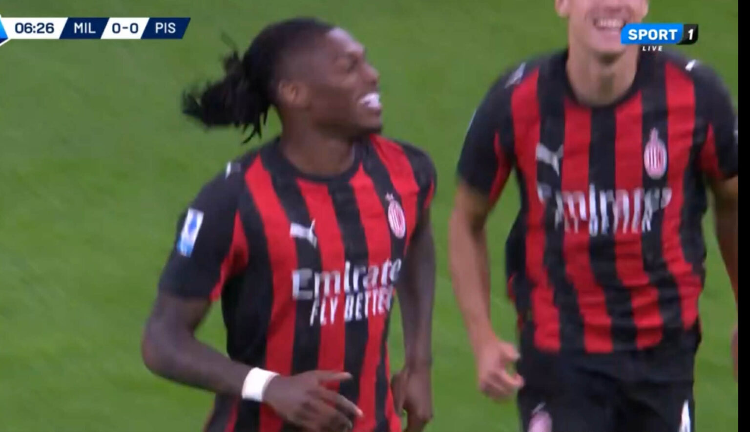 Leao “ndez motorrët” shënon një tjetër supergol (VIDEO)