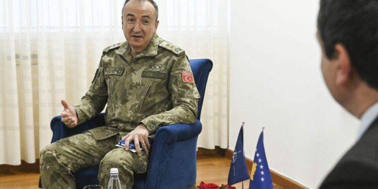 Kurti takohet me Ulutash: Bashkëpunimi me KFOR-in, thelbësor për sigurinë në Kosovë