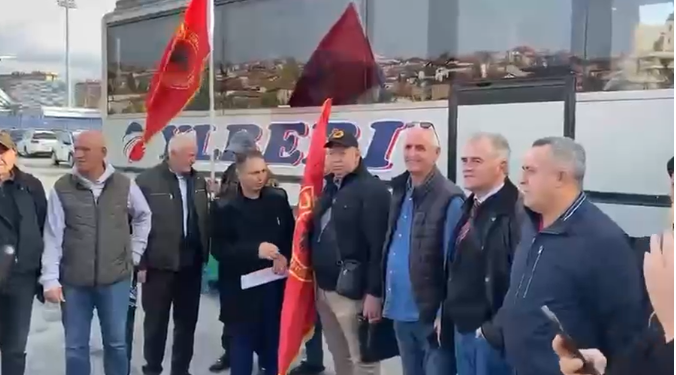 Qytetarë të shumtë nga Kosova nisen drejt Tiranës