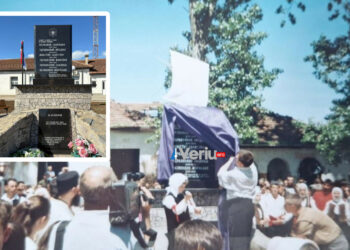 Ekskluzive: Pllaka përkujtimore në Prelluzhë ishte vendosur në vitin 2003, foto e ceremonisë demanton fushatën denigruese të VV-së