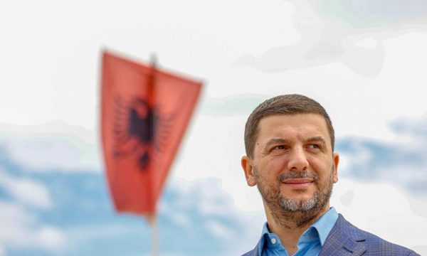 Krasniqi mbështet protestën në Tiranë: Një zë, një kauzë – drejtësi për çlirimtarët