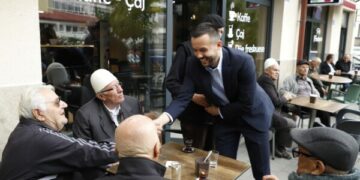 Arian Tahiri takohet me pensionistët në Mitrovicë, premton shtëpi të denjë për të moshuarit