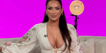 E puthi dhe ia theu dhëmbin! Shokon Erjola Doçi për puthjen me Meritonin