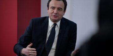 “Më duhet të shkoj shpejt…”/ Kurti sërish hesht para pyetjeve të gazetarëve, rreth formimit të qeverisë