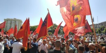 60 autobusë nga Kosova drejt Shqipërisë për protestën e 17 tetorit