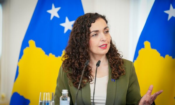 Edhe Presidentja Osmani e përcjell konferencën e Kurtit dhe Muratit