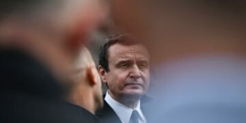 Kurti “shliron” dorën, ofron poste qeveritare për komunitet jo shumicë