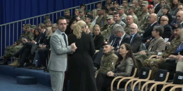 Moment i sikletshëm: Basha mbetet disa minuta në këmbë, nuk e gjen vendin në ceremoninë e KFOR-it