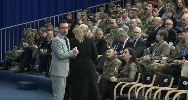 Moment i sikletshëm: Basha mbetet disa minuta në këmbë, nuk e gjen vendin në ceremoninë e KFOR-it