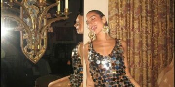 Dua Lipa shkëlqen me një fustan mini prej zinxhiri me shkëlqim, ndërsa pozon në një set fotosh provokuese