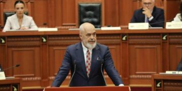 Rama paralajmëron veprime “me forcë të hekurt ligjore” kundër çmimeve të larta në bregdet: Beach-baret do të reduktohen në maksimum