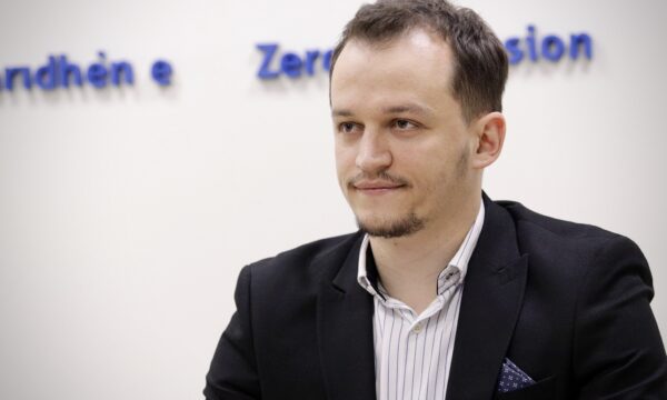 Cakolli: Qeveria në detyrë s’ka mandat të miratojë buxhet, është lojë politike e menduar mirë