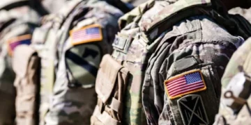 Pse flamuri amerikan shfaqet “mbrapsht” në uniformat ushtarake?