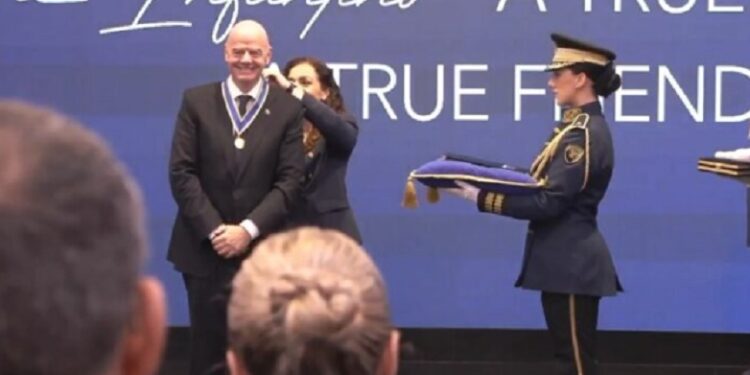 Presidenti i FIFA-s nderohet me medalje presidenciale nga Kosova