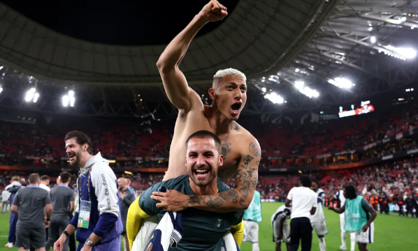 Fituesi i Ligës së Europës me Tottenhamin lë futbollin për fotografinë