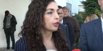 Presidentja Osmani përkrah protestën e Tiranës në mbështetje të ish-krerëve të UÇK-së që po gjykohen në Hagë
