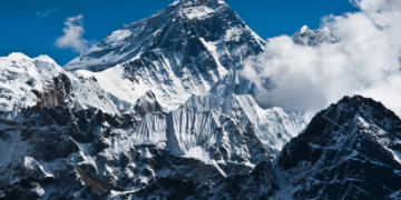 Makth mbi 4 900 metra, alpinistët luftojnë për jetën në Everest