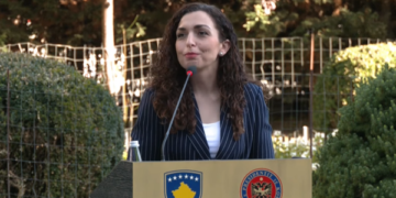 Osmani qeshet teksa thotë se s’mund të mandatohet për kryeministër dikush që shkel interesat e Kosovës