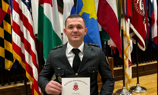 Oficeri i FSK’së diplomon në SHBA, u trajnua për planifikim e drejtim të operacioneve të inxhinierisë ushtarake