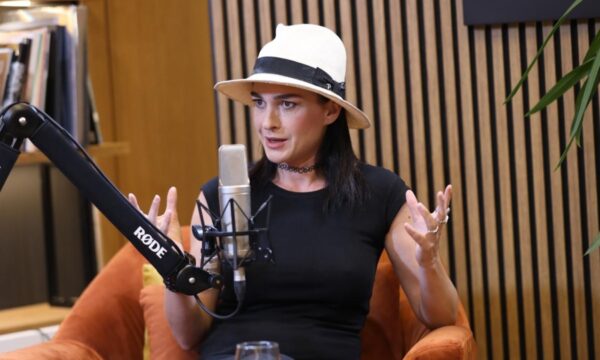 “Italia ishte burgu im i parë” – Elsa Lila rrëfen dhimbjen pas humbjes së nënës në ’97