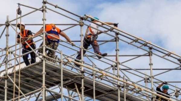Punëtori bie nga kati i gjashtë i ndërtesës, pëson lëndime të rënda