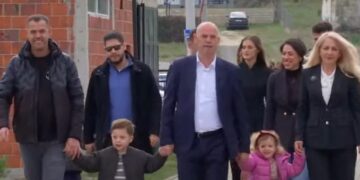 Ramiz Lladrovci del për të votuar, shoqërohet nga familja e tij