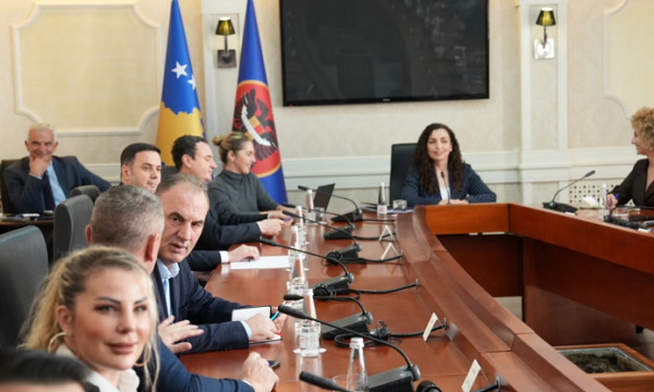 Pas dy orësh përfundon takimi i krerëve të partive me Presidenten