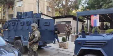 Bastisje në dy shtëpi në veri, policia gjen armë, uniforma serbe e emblema nacionaliste