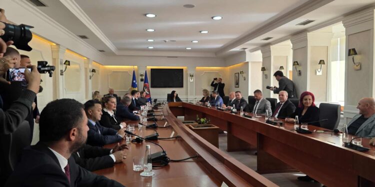 Mandatar të ri apo zgjedhje, nis takimi i Osmanit me krerët e partive