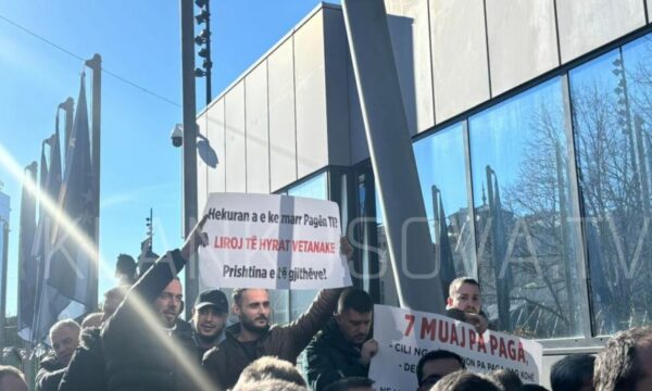 Protestuesit e pyesin ministrin: “Hekuran, a e ke marrë pagën ti?”