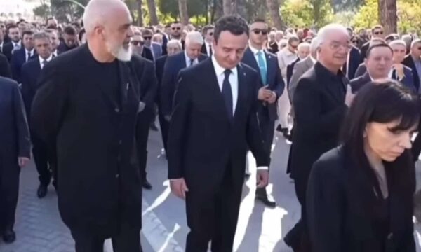 Kortezhi për Fatos Nanon, Kurti shihet mes Edi Ramës e Xhavit Halitit në bulevard