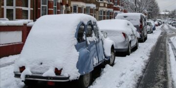 Reshje bore në Angli, mbi 100 shkolla të mbyllura dhe mijëra banesa pa energji