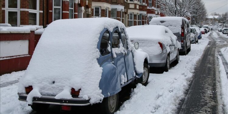 Reshje bore në Angli, mbi 100 shkolla të mbyllura dhe mijëra banesa pa energji