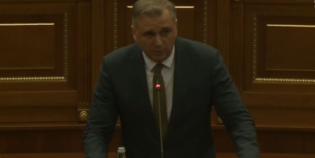 Bajqinovci në Kuvend lëshon një video të Arsim Bajramit që flet për seancën e buxhetit